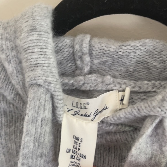 SUPER comfy gray sweatshirt/sweater! - Picture 3 of 6